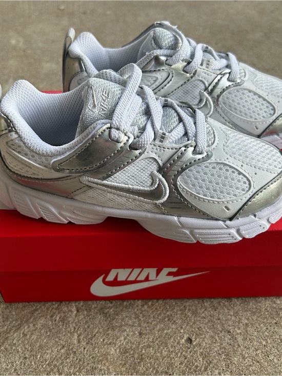 Nike Other - Nike Kids' V5 RNR Shoe Size 10c New NIB Girls Toddler Slvr White Retro